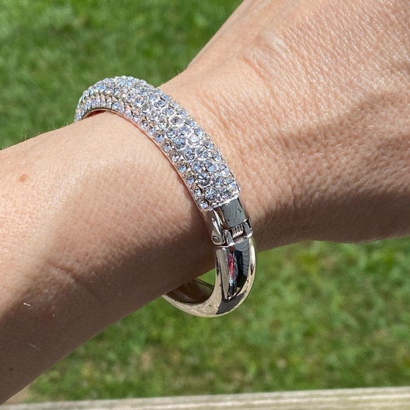 Crystal adorned silver plated hinge bracelet - Picture 16 of 16